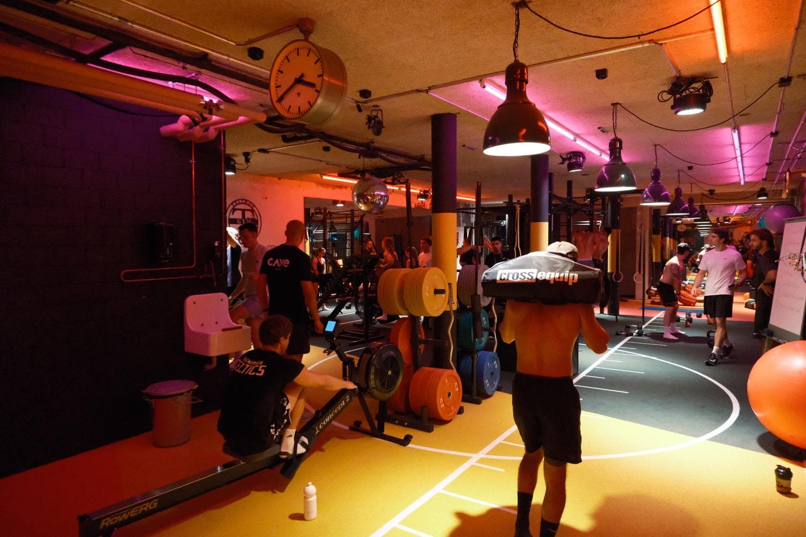 Volle Cave: Athletinnen und Athleten mitten im Hybrid Training